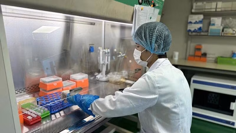 Kỹ thuật viên Trung tâm Giám định ADN thực hiện tách chiết ADN mẫu hài cốt liệt sĩ.