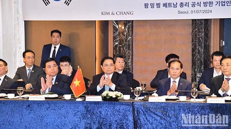 Thủ tướng Phạm Minh Chính tham dự tọa đàm với các tập đoàn, doanh nghiệp lớn của Hàn Quốc.