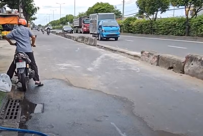 Hơn 20m dải phân cách bị phá hủy.