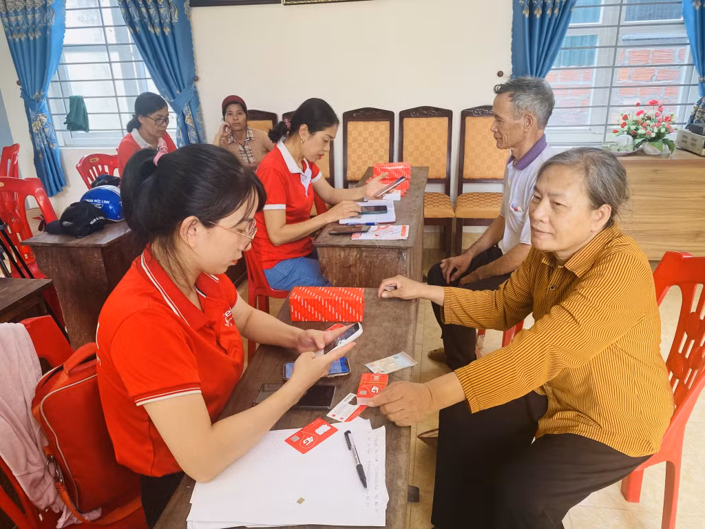 Xã Liên Vị (TX Quảng Yên) phối hợp với nhà mạng Viettel hỗ trợ người dân chuyển đổi sang sim 4G.