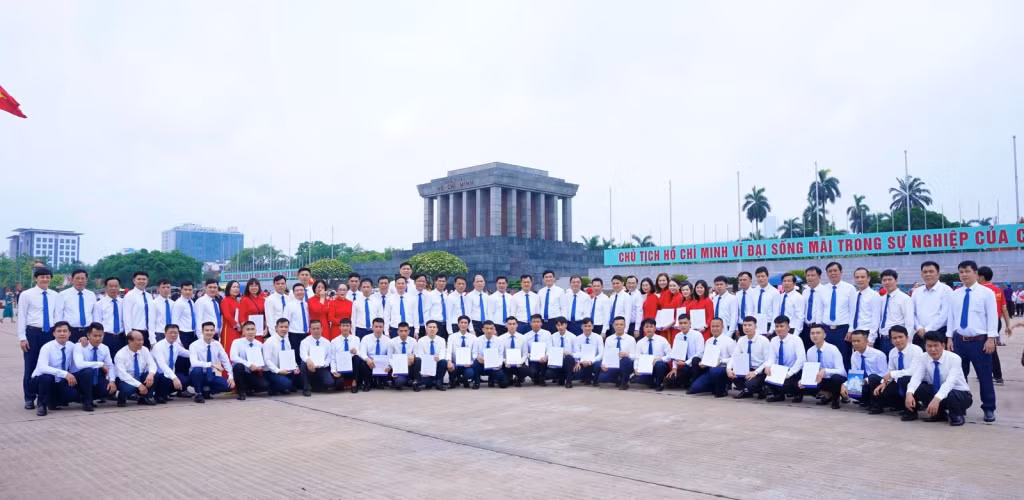 Lễ kết nạp đảng viên của Đảng bộ Than Vàng Danh tại Lăng Bác với 18/30 đảng viên mới là đoàn viên thanh niên.