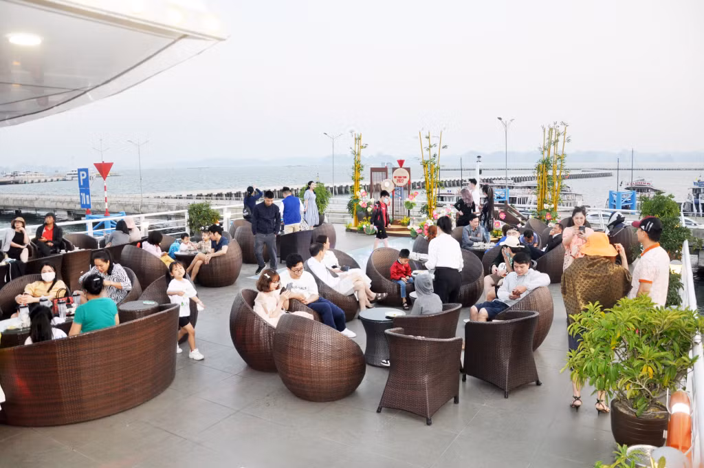 Du khách trải nghiệm tiệc trà chiều trên tàu nhà hàng Sea Octopus.