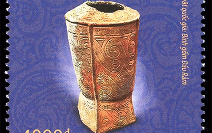 Mẫu tem số 1: Bình gốm Đầu Rằm.