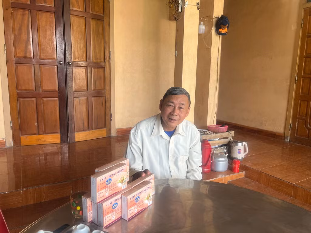 Nhờ có Cốt Thoái Vương, chú Tính mới khỏe mạnh, không còn đau nhức, tinh thần vui vẻ, phấn chấn hơn.