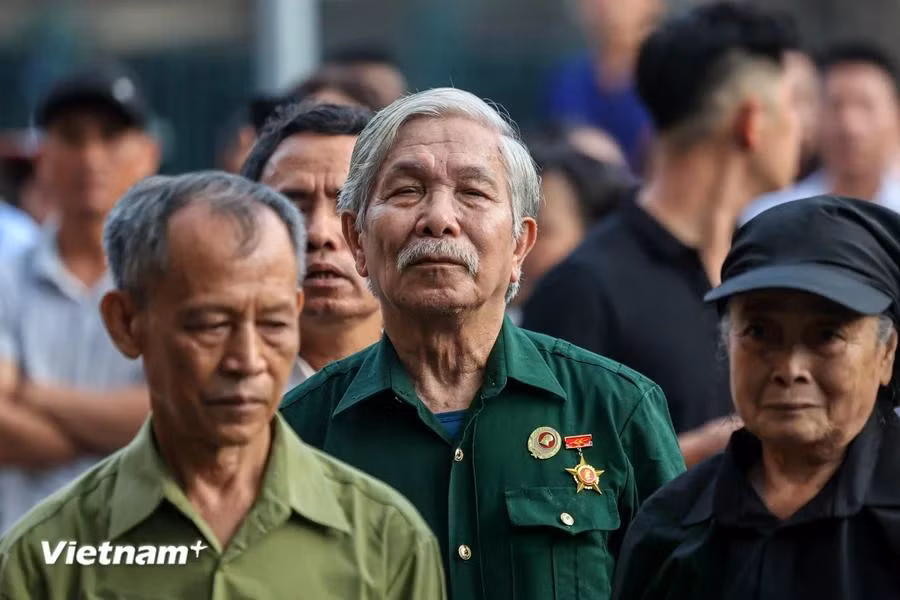 Theo thông báo từ lực lượng an ninh, người dân có nguyện vọng dự lễ viếng cần mang theo căn cước công dân gắn chip quét qua máy QR code hoặc đăng ký qua ứng dụng VNeID để làm thủ tục tại các chốt kiểm soát. Lực lượng an ninh lưu ý, người dân đến viếng cần có trang phục phù hợp, không mang theo túi xách, vòng hoa... (Ảnh: Minh Sơn/Vietnam+)