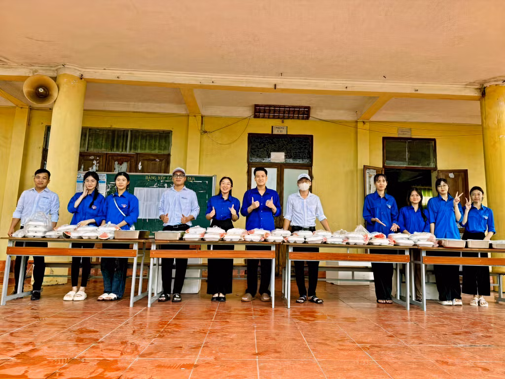 Những suất cơm miễn phí đã được đưa tận tay các sĩ tử tại điểm trường THPT Nguyễn Du và Trung tâm GDNN-GDTX huyện Hải Hà.