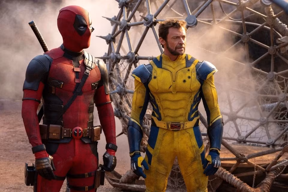 Deadpool &amp; Wolverine ra mắt từ cuối tháng 7 và nhanh chóng thu hút đông đảo người xem. Là phim MCU duy nhất trình làng trong năm nay, tác phẩm theo chân Wade Wilson trên hành trình giải cứu dòng thời gian sắp bị xóa sổ. Đồng hành cùng gã lính đánh thuê lẻo mép là Wolverine cộc cằn và kiệm lời. Bom tấn mở màn với thành tích gần 440 triệu USD toàn cầu. Riêng tại Việt Nam, Deadpool &amp; Wolverine dẫn đầu phòng vé với doanh thu áp đảo các đối thủ còn lại.
