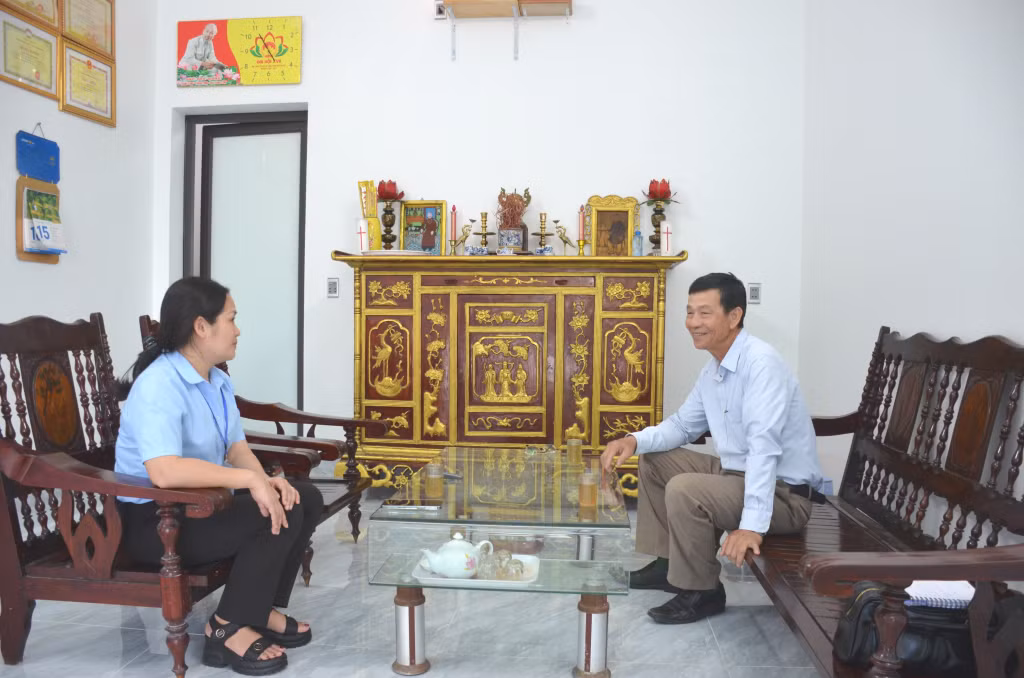 Ông Đinh Hồng Mến, khu Nam Sơn, phường Nam Khê, TP Uông Bí vui mừng trong căn nhà mới hoàn thành khang trang.