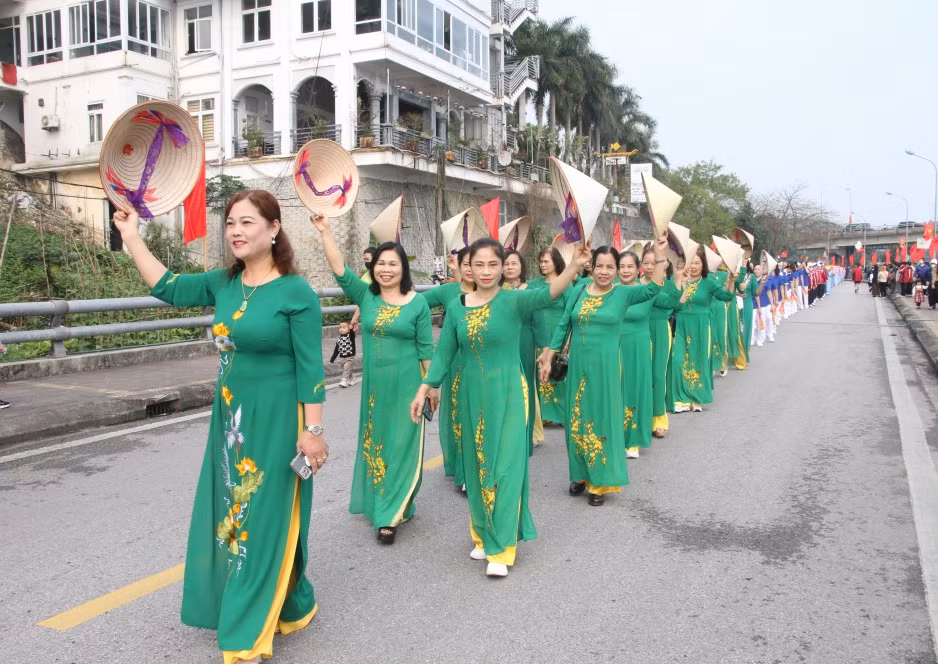Người dân tham gia các hoạt động lễ hội, văn hóa, văn nghệ, thể thao góp phần gìn giữ nét đẹp văn hóa truyền thống, làm phong phú thêm đời sống tinh thần. Trong ảnh: Người dân TP Cẩm Phả tham gia Lễ hội đền Cửa Ông năm 2024.
