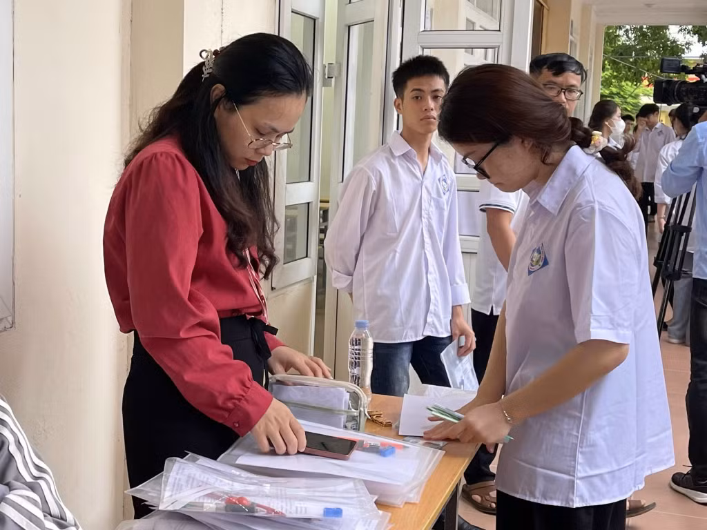 Thí sinh tại điểm thi Trường THPT Bạch Đằng (TX Quảng Yên) làm thủ tục vào phòng thi, tại Kỳ thi tốt nghiệp THPT năm 2024. Ảnh: Trúc Linh