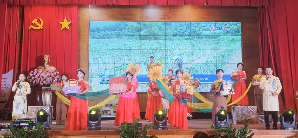 Màn chào hỏi của đội thi TP Uông Bí.