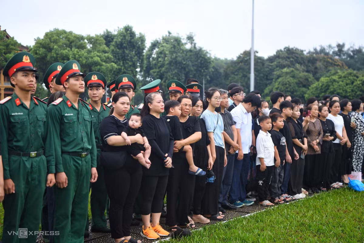 Đông đảo người dân tới dự lễ thượng cờ rủ tại quảng trường Ba Đình.