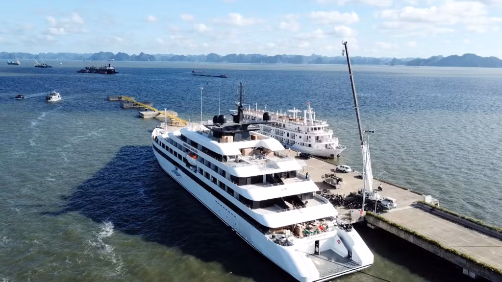 Du thuyền Essence Grand Ha Long Bay Cruise - "siêu” du thuyền nghỉ đêm lớn nhất trên Vịnh Hạ Long.