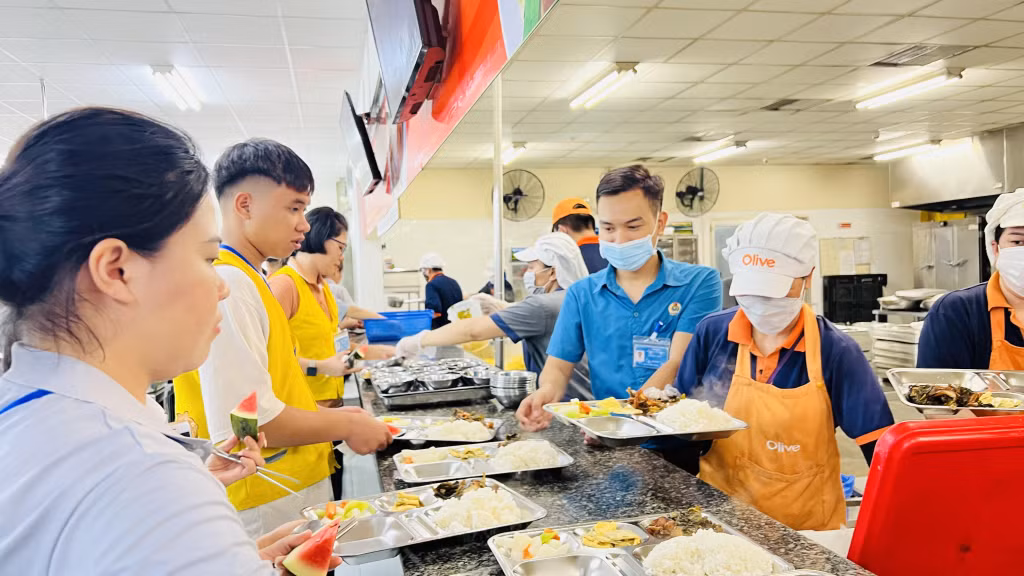 Anh Tùng cũng thường xuyên xuống bếp, giám sát chất lượng bữa ăn ca.