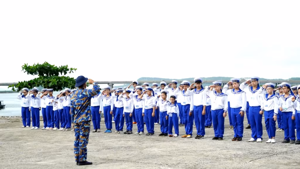 Các em trông thật đĩnh đạc khi được mang trên mình bộ trang phục của những người lính hải quân với chiếc áo thuỷ thủ và mũ dải cách điệu.