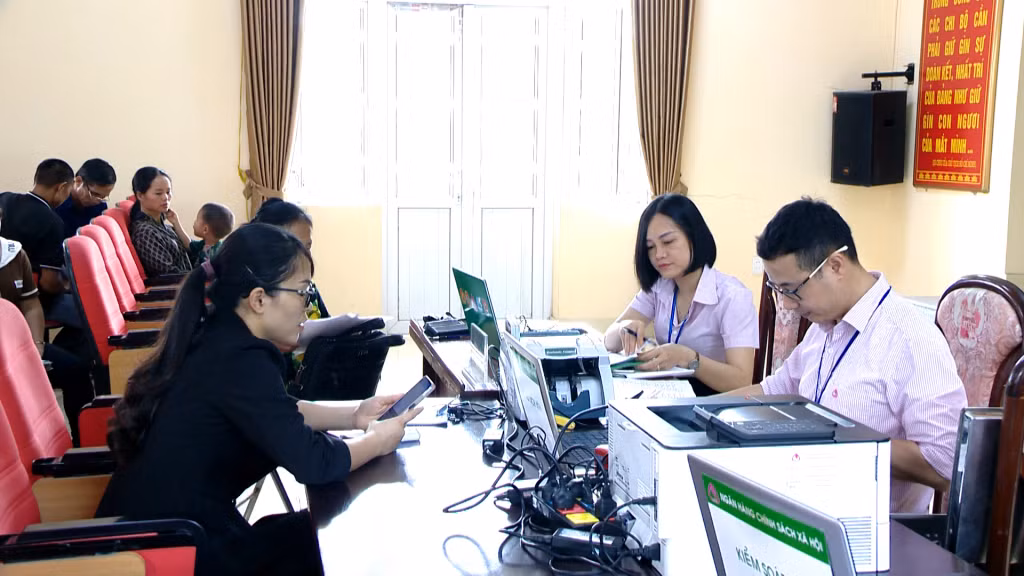 Ngân hàng chính sách xã hội huyện Tiên Yên giải ngân vốn vay cho người dân.