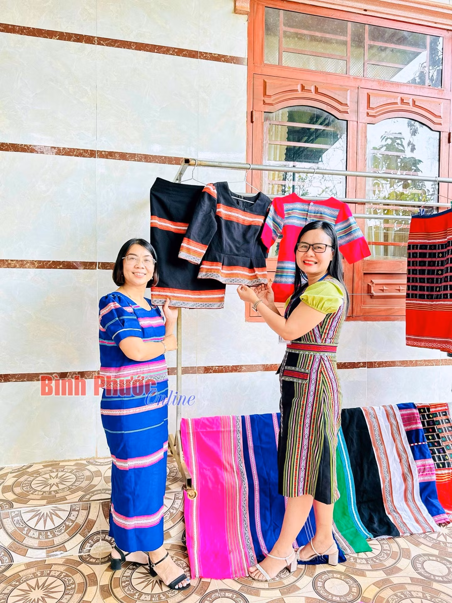 Chị Drênh Thị Hạnh, Phó Chủ tịch UBND xã Quang Minh thường xuyên mặc thổ cẩm đi làm