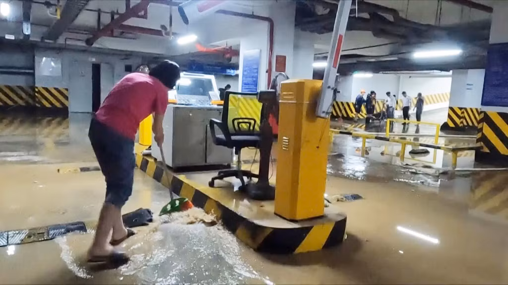 Nhân viên dọn dẹp vệ sinh tại khu vực hầm chung cư.