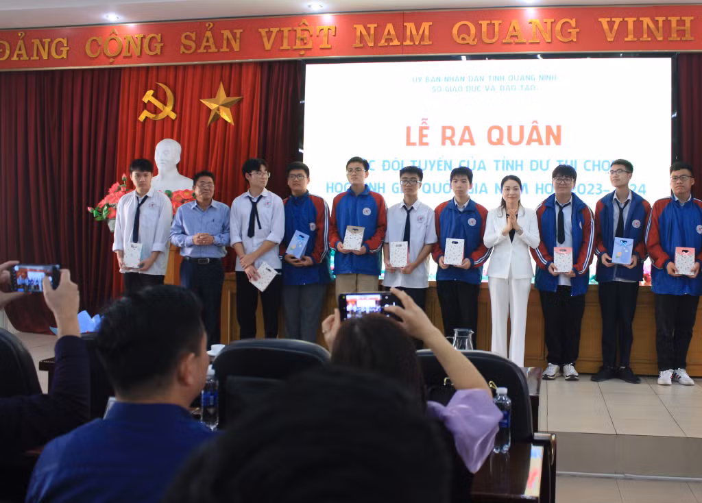 Lãnh đạo Sở GD&ĐT tặng quà cho học sinh các đội tuyển tham gia dự thi chọn học sinh giỏi quốc gia năm học 2023-2024. Ảnh: Thu Phương