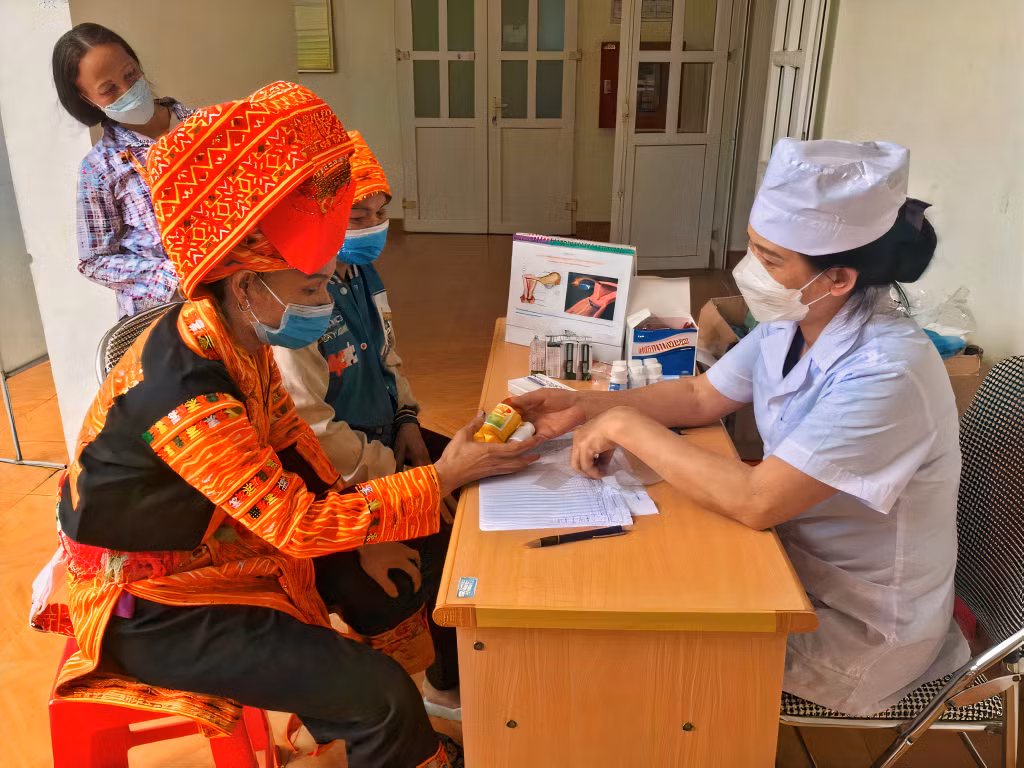 Phụ nữ dân tộc thiểu số huyện Ba Chẽ được tư vấn về SKSS/KHHGĐ và cấp phát thuốc miễn phí.