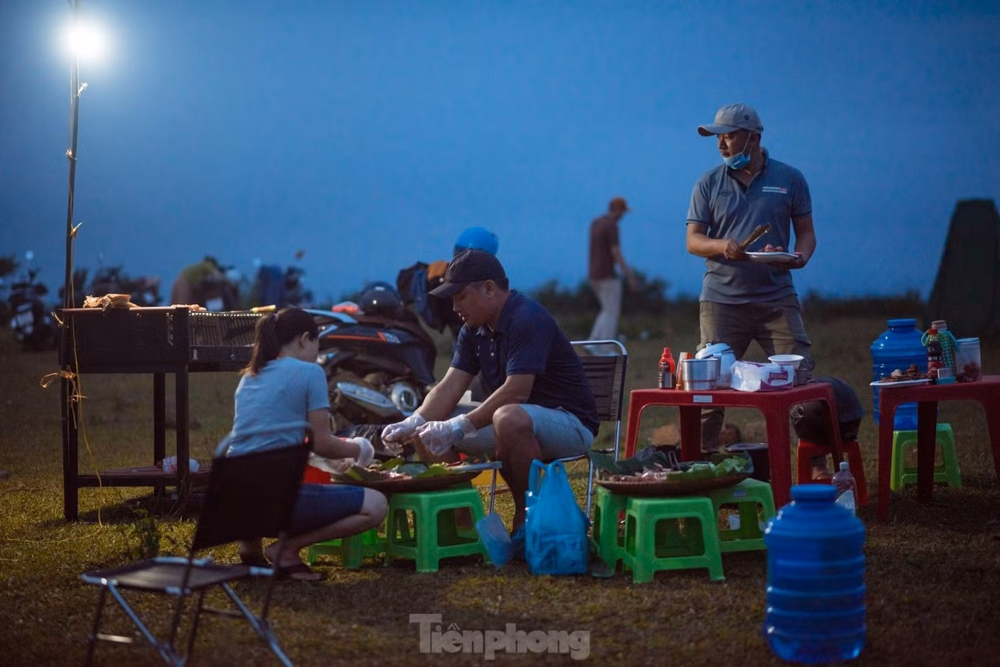 Khi cắm trại qua đêm, khách sẽ được nhóm Green Camp của người dân nơi đây hỗ trợ dịch vụ cắm trại và ăn uống. Ngoài sản phẩm của địa phương, nhóm Green Camp còn cung cấp rượu cần truyền thống của người Hrê cho du khách nếu có nhu cầu thưởng thức. Ảnh: GREENCAMP.