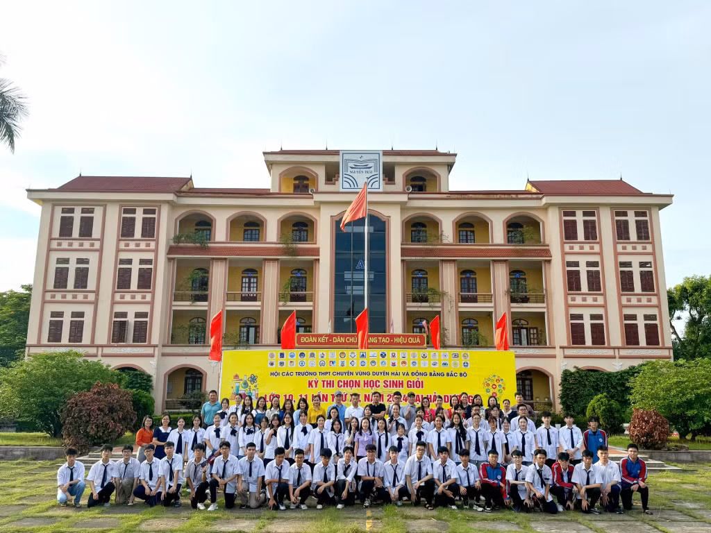 Cán bộ, giáo viên, học sinh Trường THPT Chuyên Hạ Long tham dự Kỳ thi chọn học sinh giỏi các trường THPT chuyên Khu vực Duyên hải và Đồng bằng Bắc bộ lần thứ XV năm 2024. Ảnh: Trường THPT Chuyên Hạ Long cung cấp