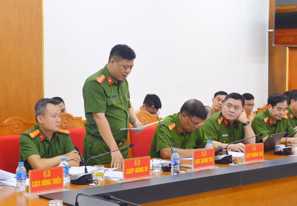 Công an TX Quảng Yên trình bày giải pháp giảm thiểu tai nạn giao thông trên địa bàn.