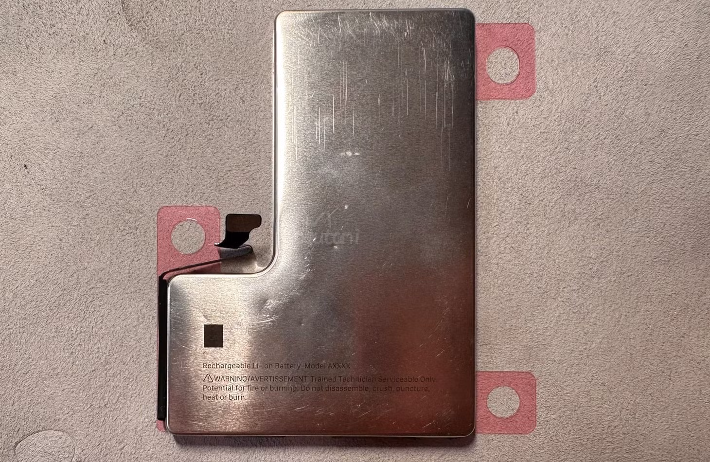 iPhone 16 Pro Max có thể được trang bị pin mới với vỏ bằng thép không gỉ. Ảnh: Macrumors