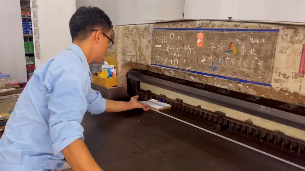 Công đoạn xén sách cũ.