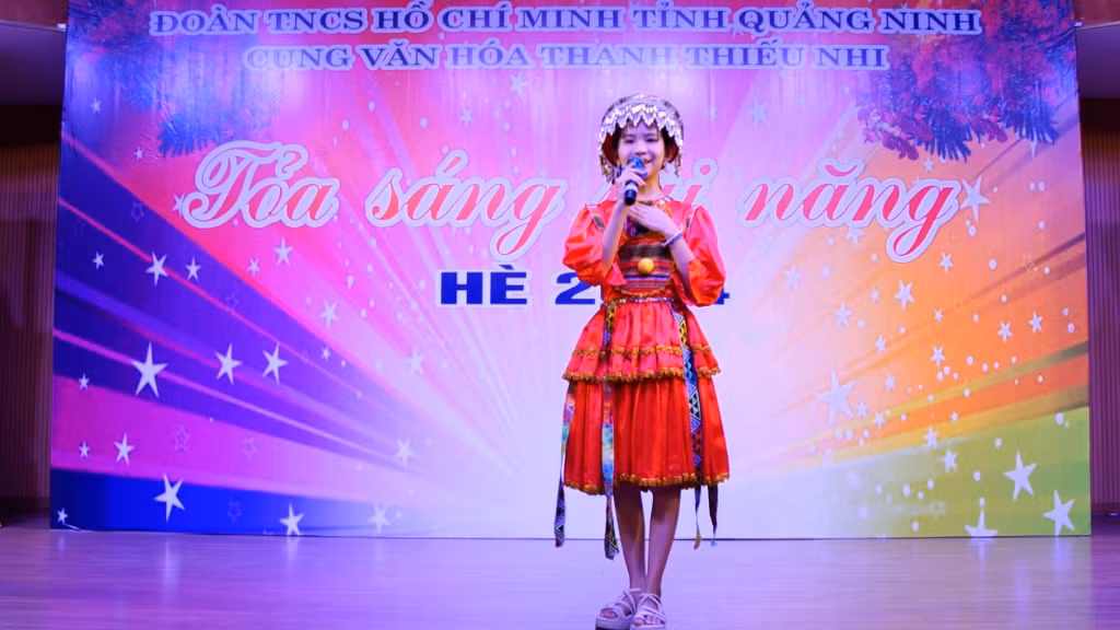 Học sinh lớp MC cơ bản tự tin dẫn chương trình trên sân khấu tổng kết.