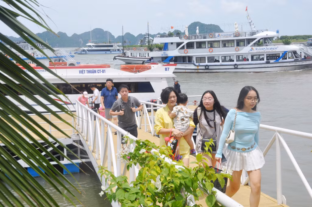Du khách tham quan Vịnh Hạ Long tại Cảng tàu khách quốc tế Tuần Châu.