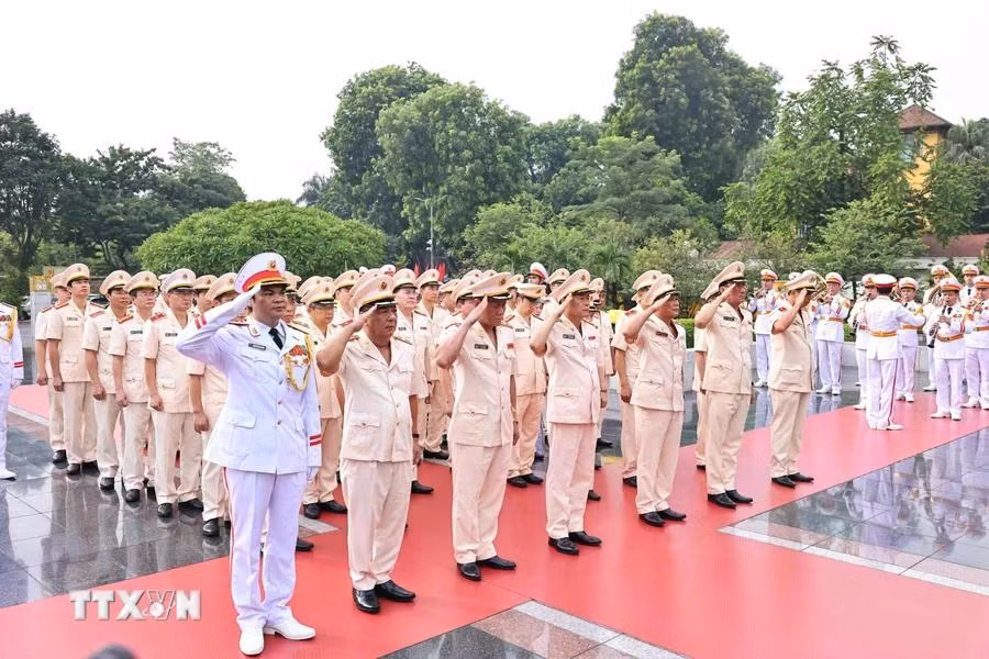 Đoàn đại biểu Đảng ủy Công an Trung ương và Bộ Công an đặt vòng hoa tại Đài tưởng niệm các anh hùng liệt sỹ. (Ảnh: Minh Đức/TTXVN)