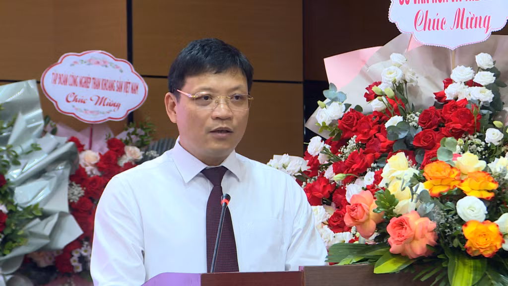 Đồng chí Nghiêm Xuân Cường, Phó Chủ tịch UBND tỉnh, tặng hoa chúc mừng Đại hội.