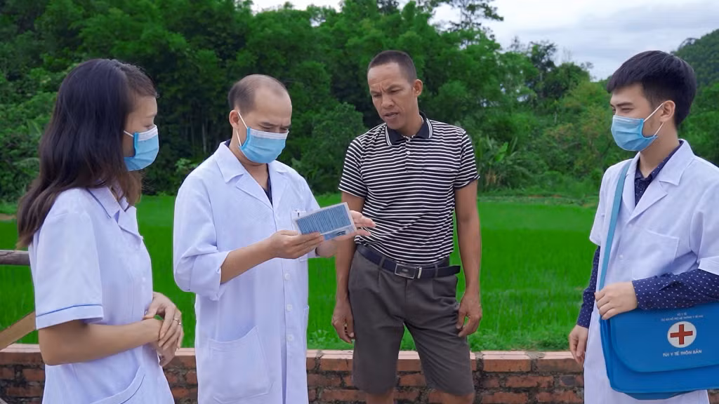 Bác sĩ Làu Nhục Sáng, Trạm trưởng Trạm Y tế xã Quảng Lâm (huyện Đầm Hà) cùng các nhân viên y tế tuyên truyền cho người dân về dịch sốt xuất huyết. Ảnh: Hoài Minh