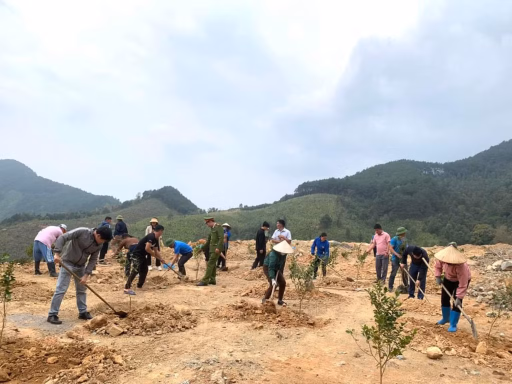 Cán bộ và nhân dân xã Đại Dực, huyện Tiên Yên hưởng ứng hoạt động trồng cây tại bãi thải thôn Kéo Kai.