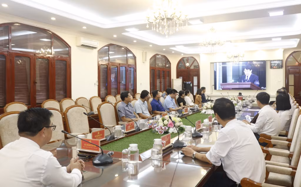 Tại địa đầu Móng Cái, các đồng chí Thường trực Thành ủy, HĐND, UBND thành phố theo dõi trực tiếp lễ viếng đồng chí Tổng Bí thư.