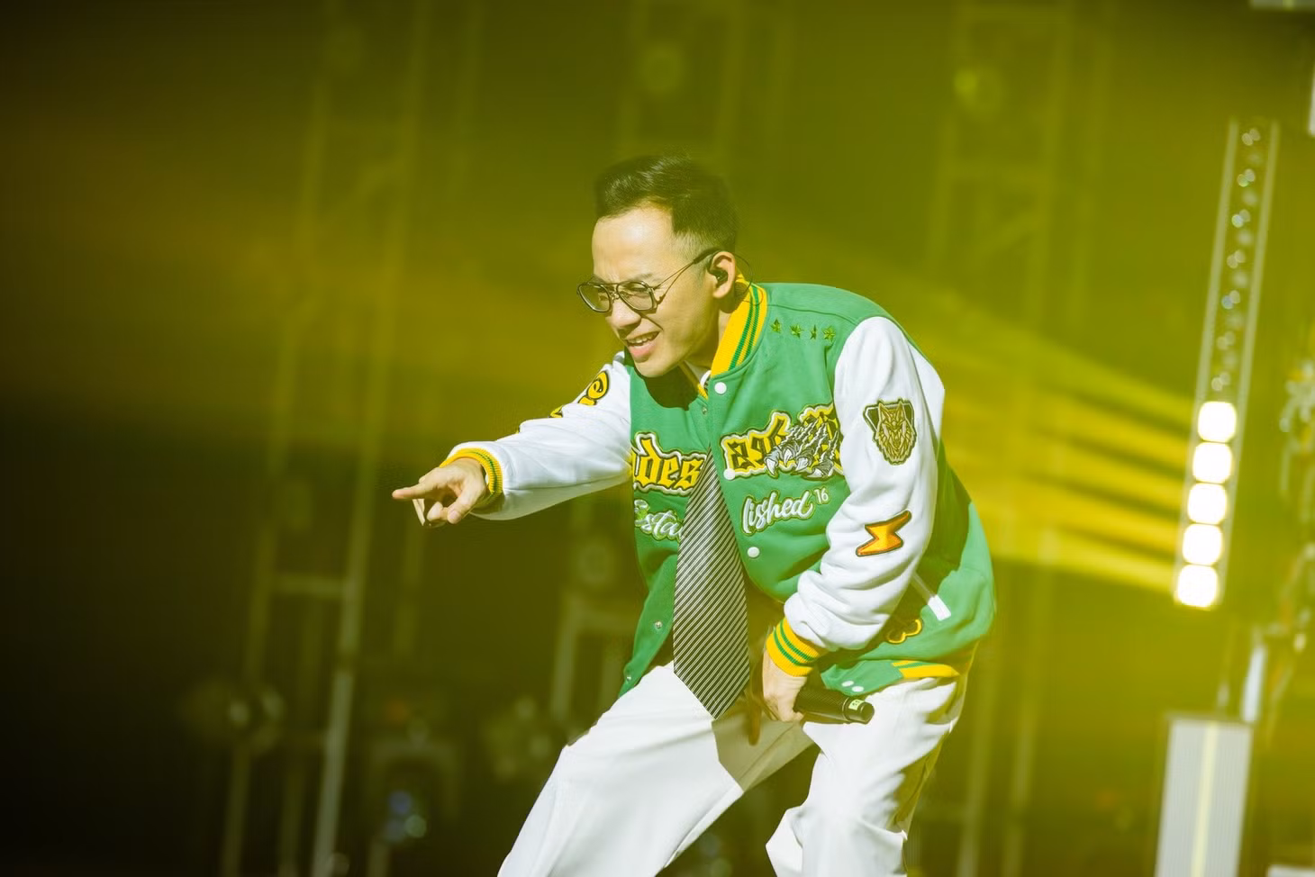 Sự trở lại của Đinh Tiến Đạt với cách rap nhanh, rõ chữ, tận hưởng nhịp flow mượt mà không làm khán giả thất vọng. Bước lên sân khấu, anh như một người khác - không còn dáng vẻ người đàn ông điềm tĩnh, ít nói, mà gây bất ngờ với những câu rap mang đậm dấu ấn cá nhân. Trên mạng, nhiều bình luận khen Đinh Tiến Đạt nổi bật. Ảnh: BTC.