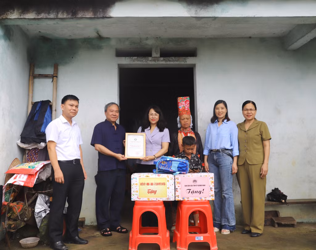 Lãnh đạo huyện Bình Liêu trao chứng nhận nhận đỡ đầu cho Ban Dân vận Tỉnh ủy.