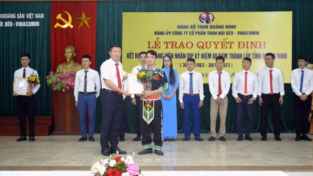 Thợ lò Thào A Thênh - Công trường Khai thác 5, nhận quyết định kết nạp đảng viên nhân dịp kỷ niệm 60 năm thành lập tỉnh Quảng Ninh