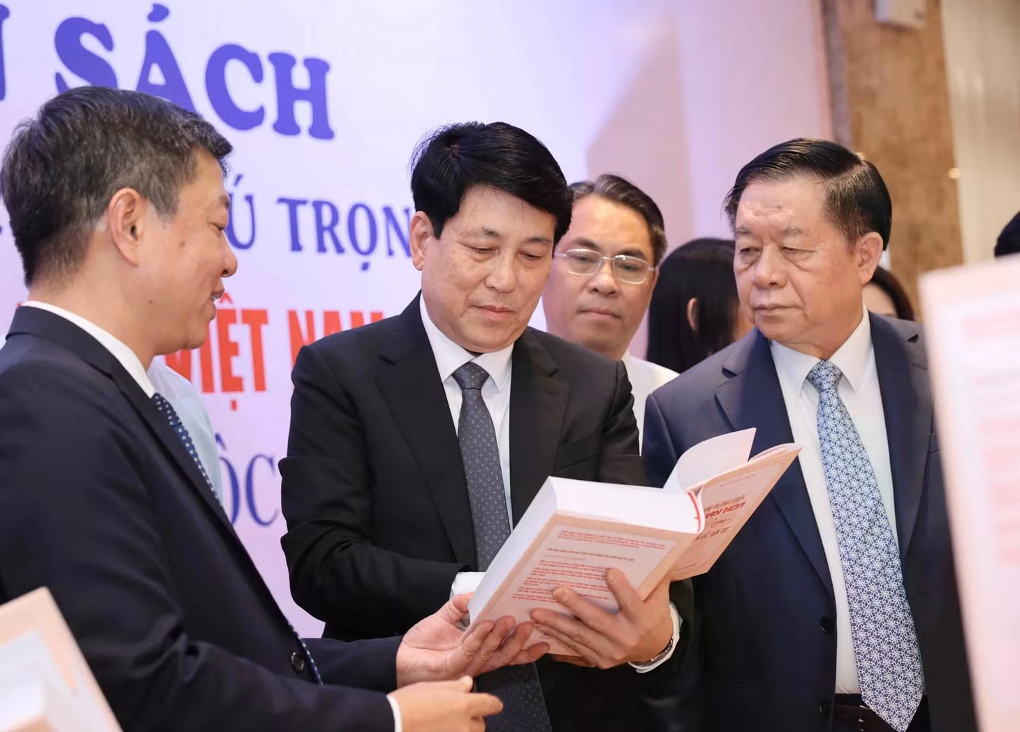Cuốn sách được đánh giá là tác phẩm quan trọng, có ý nghĩa cấp bách trong bối cảnh hiện nay. (Ảnh: Phương Hoa/TTXVN)