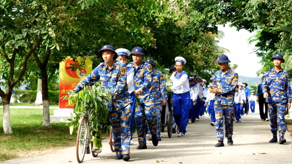 Khóa Trại hè quân đội tại Lữ đoàn Hải quân 147 thu hút gần 100 bạn nhỏ tham gia.