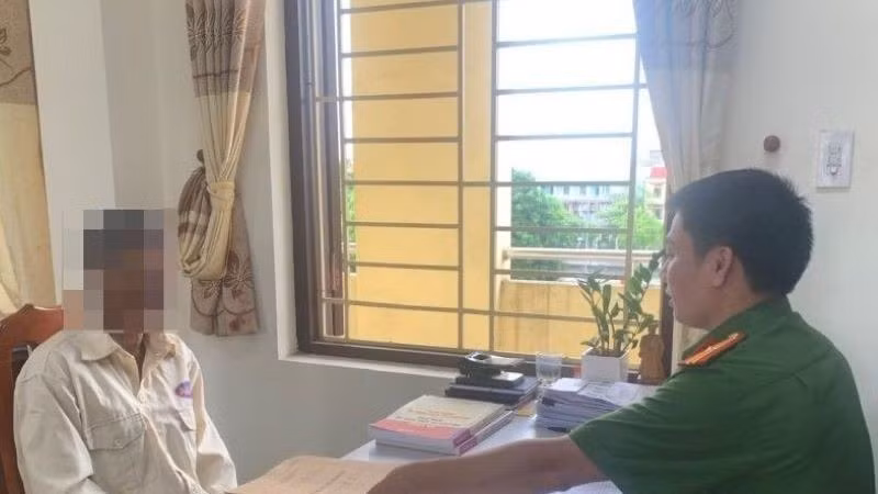 Ông V.V.L (bên trái) được Công an huyện Quỳnh Phụ hướng dẫn, hỗ trợ ngăn chặn thành công vụ lừa đảo trên không gian mạng. (Ảnh Công an cung cấp)