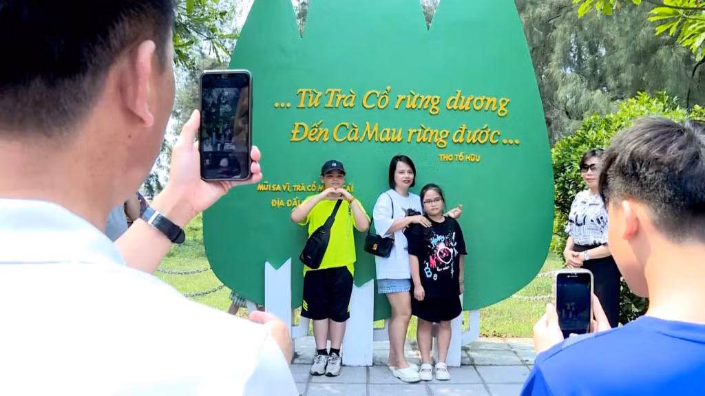 Các địa điểm du lịch nổi tiếng tại TP Móng Cái luôn đông du khách.