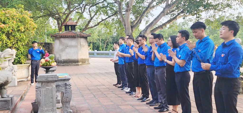 Thế hệ trẻ dâng hương tưởng nhớ các tiền nhân tại đền Trần Hưng Đạo - miếu Vua Bà, thuộc khu di tích lịch sử Bạch Đằng (Quảng Yên). Ảnh: Phạm Chiến Thắng (CTV)