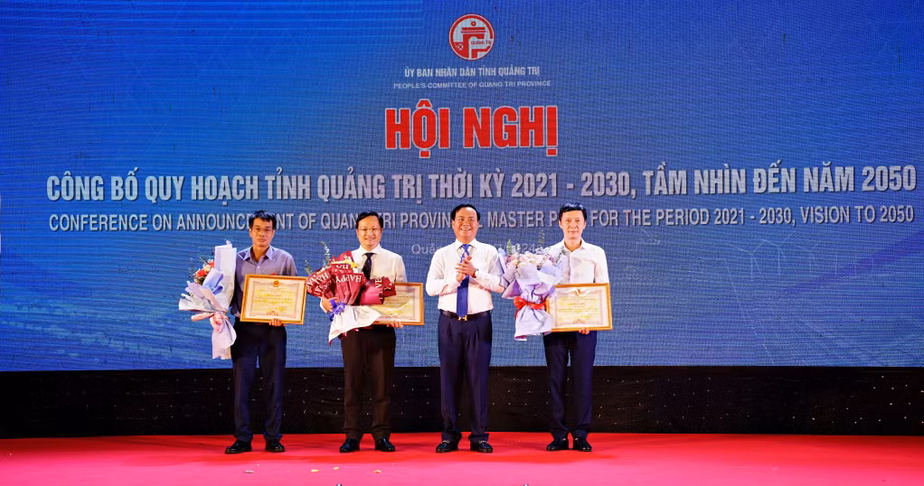 Chủ tịch UBND tỉnh Võ Văn Hưng tặng bằng khen cho các tổ chức, cá nhân có nhiều thành tích trong công tác lập quy hoạch tỉnh - Ảnh: Lê An