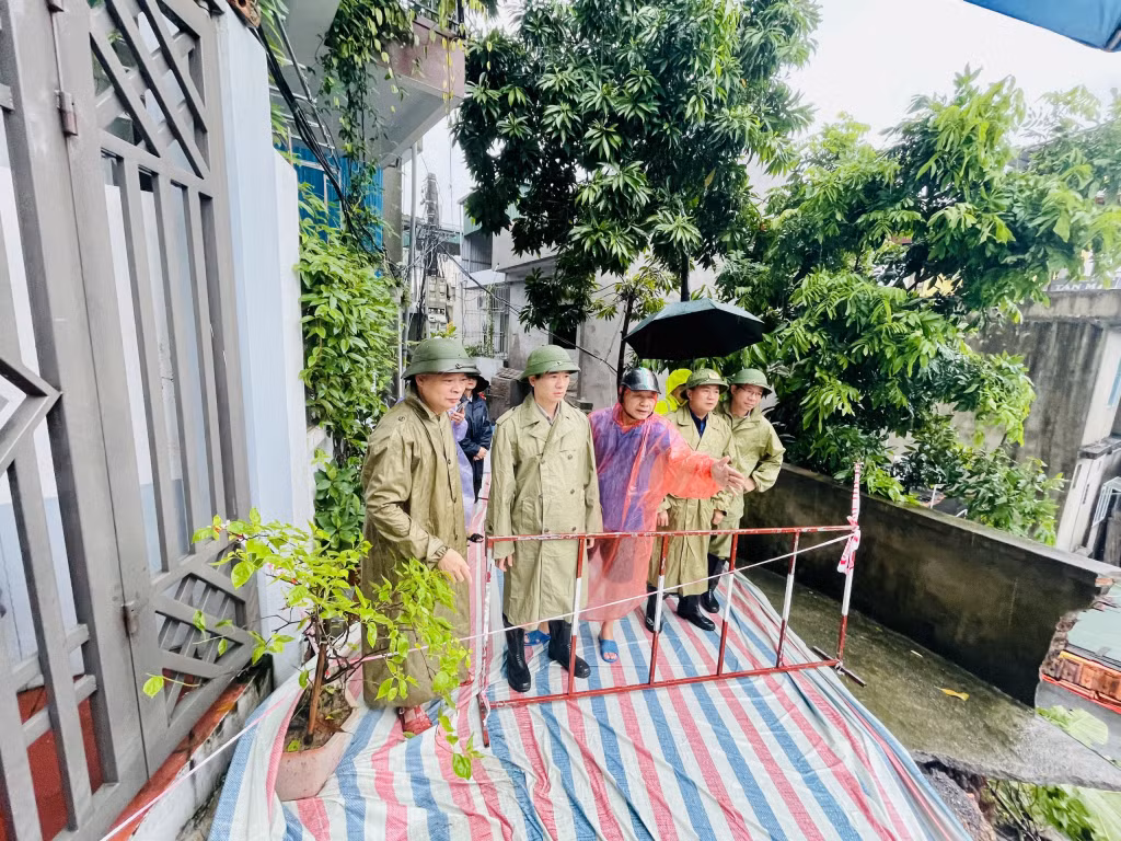 Ngay trong sáng nay, lãnh đạo TP Hạ Long đã có mặt tại tổ 6, khu 1B (phường Hồng Hải) để yêu cầu các lực lượng chức năng triển khai các giải pháp đảm bảo an toàn cho người dân và có phương án khắc phục tình trạng sạt lở.
