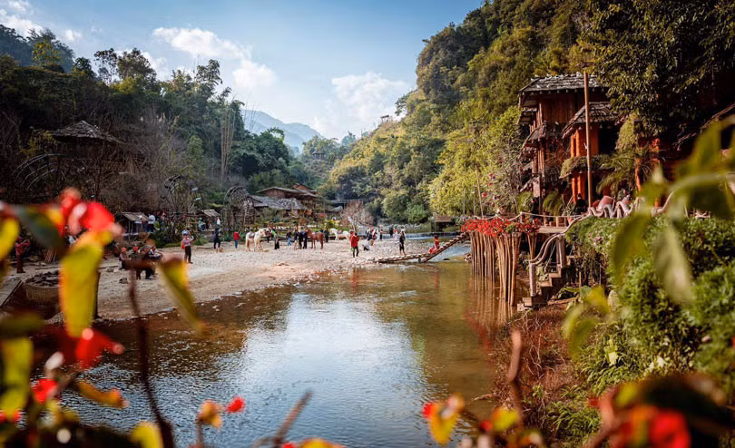 Nhịp sống yên bình bên dòng suối nhỏ tại ngôi làng đẹp nhất Tây Bắc. Bản Cát Cát đã đầu tư nhiều hạng mục, công trình phục vụ khách du lịch. Ảnh: An Vi