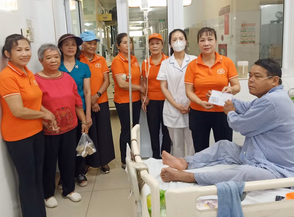 Bà Nguyễn Thị Liên cùng các thành viên Nhóm cháo Thiện Tâm trao tặng quà cho bệnh nhân có hoàn cảnh khó khăn điều trị tại Bệnh viện Đa khoa tỉnh. Ảnh: Nhân vật cung cấp