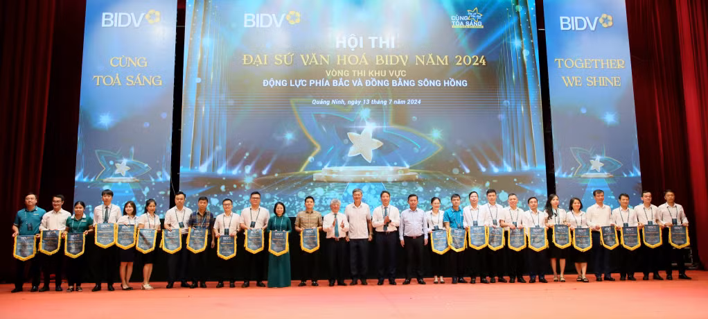 Ban Tổ chức tặng cờ lưu niệm cho đại diện 24 chi nhánh tham dự Hội thi Đại sứ văn hóa BIDV - Vòng thi khu vực Động lực phía Bắc và Đồng bằng Sông Hồng.