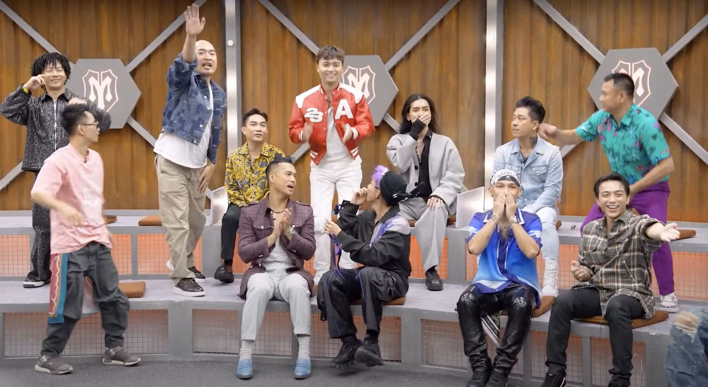 Các anh tài đứng lên chào đón Quốc Thiên. Ảnh: BTC